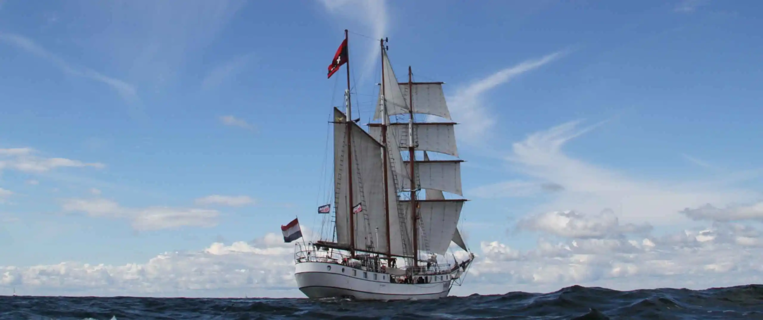 Loth Loriën tallship sailing the open ocean – fully certified for charter and long-distance cruising